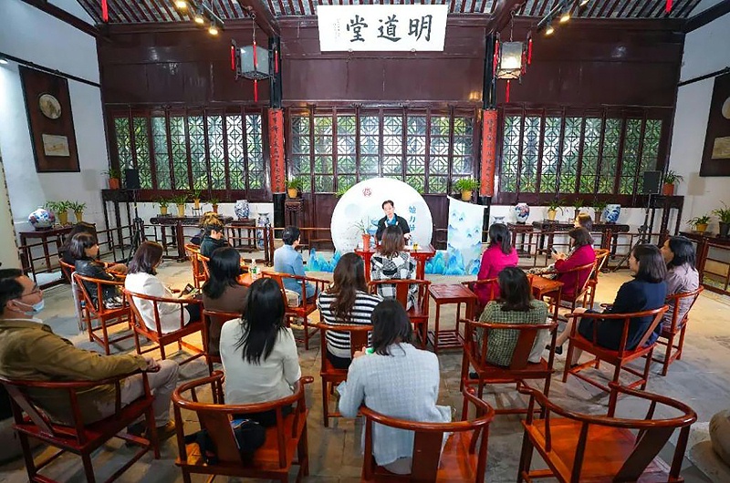 蘇州工業園區婦工委副主席何嘉茜、園區各街道婦聯主席及園區女企業家公益聯盟成員合影
