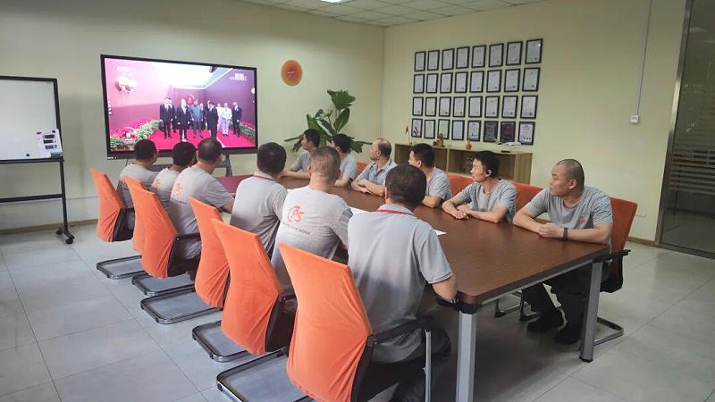 依斯倍組織員工觀看抗戰勝利80周年閱兵儀式 (2)